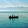Angeln vom Boot aus – mit Blick auf die Alpen und die Angel im Wasser. Doch auch auf dem See gelten klare Regeln.