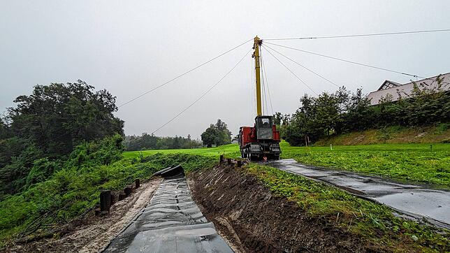 Oben steht der Seilkran. Zu ihm führt eine gesicherte Gummifahrbahn. Die Baustraße darunter ist für die Lastwagen, die in der kommenden ...