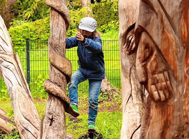 Bild 8: Spielplatzcheck: Lioba und Jakob klettern, springen, hüpfen, hangeln und schaukeln sich für uns durch die Landesgartenschau