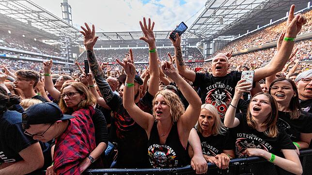 Fans beim Auftritt der Punkband „Die Toten Hosen“, beim offiziellen Start der Jubiläumstournee „Alles aus Liebe ...