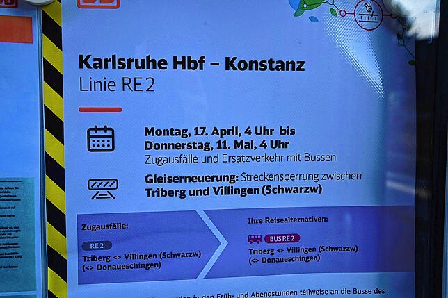 Ein Plakat am Bahnhof kündigt an, dass auf der Schwarzwaldbahnstrecke zwischen Triberg und Villingen im April bis Anfang Mai keine Züge ...