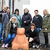 Sie freuen sich über den neuen Lesebär vor der Stadtbibliothek (von links): Oberbürgermeister Simon Gröger, Michael Vögele und Bettina ...