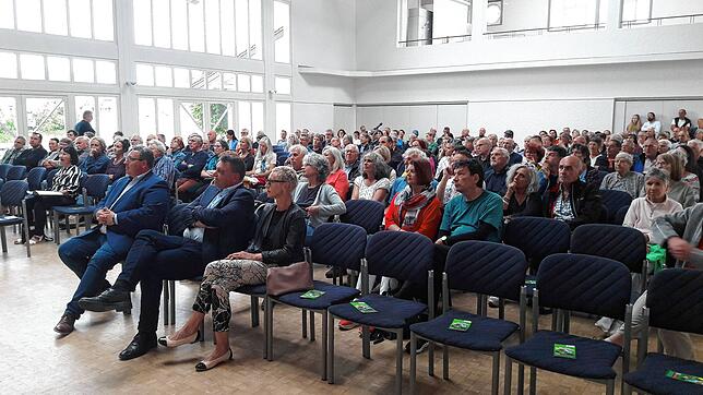 Im Mooser Bürgerhaus hat der BUND Höri zu einer Informationsveranstaltung geladen. Zahlreiche Interessierte nutzen die Gelegenheit.