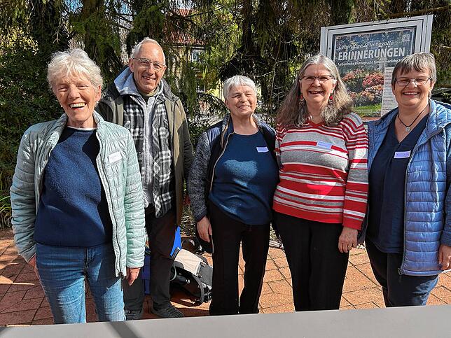 Das Team des Friedhofcafés: Rupert Kubon mit den Ehrenamtlichen Sabine Wagner, Anna Ramchen, Sieglinde Knausenberger und Monika Weißer ...