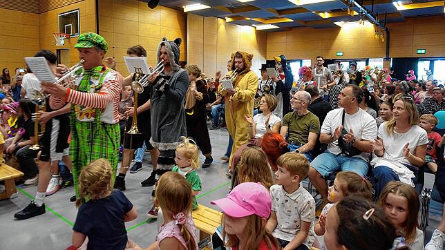 Die Stadtmusik Waldshut bei ihrem Einmarsch in die Waldshuter Stadthalle zum Auftakt ihres Kinderkonzerts unter dem Motto „Manege frei“. ...