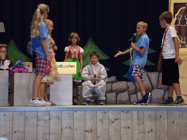 Die Dritt-und Viertklässler erfreuen mit einem Theaterstück. Bilder: Anita Reichart