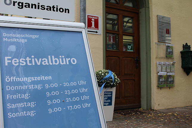 Über die Musiktage ist die Tourist-Information in der Karlstraße 58 das zentrale Festivalbüro der Veranstaltung.