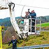 Die EGT-Mannschaft im Einsatz: In Nußbach wartet auf die Monteure eine schwierige Aufgabe bei der Beseitigung der Sturmschäden. Die ...