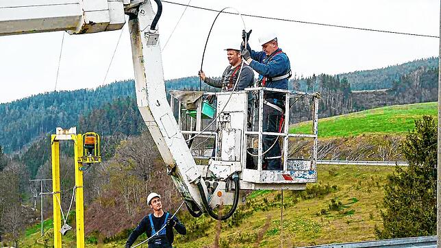 Die EGT-Mannschaft im Einsatz: In Nußbach wartet auf die Monteure eine schwierige Aufgabe bei der Beseitigung der Sturmschäden. Die ...