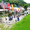 Viele Besucher des Wasserfalls halten sich beim Warten an die Abstandsregeln. Dadurch wird die Schlange noch länger als sonst üblich.