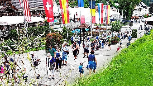 Viele Besucher des Wasserfalls halten sich beim Warten an die Abstandsregeln. Dadurch wird die Schlange noch länger als sonst üblich.