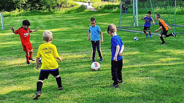 Endlich wieder Fußballspielen: Aufgrund der niedrigen Infektionszahlen ist Training auch ohne Testpflicht wieder möglich. Jede Menge ...