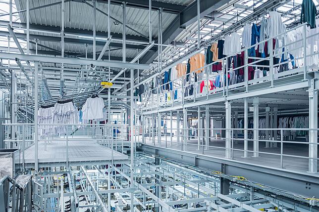Ein Blick in die Produktion des Textildienstleisters. In den Betrieb werden bis zu 50 Tonnen oder mehr gereinigt – und zwar täglich.