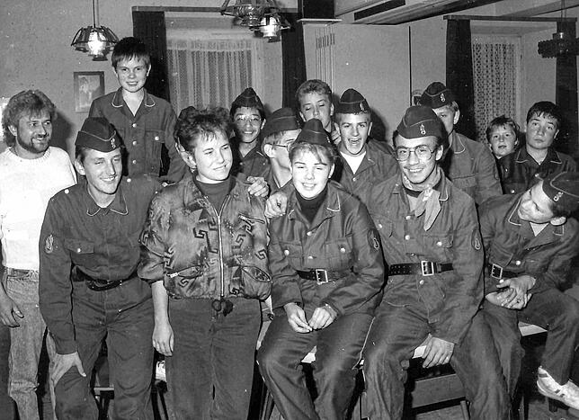 Die damals 14-jährige Margitta Wolf (Mitte) stellt sich im Herbst 1990 mit den Feuerwehr-Jungen und Jugendleiterin Manuela Schweitzer ...