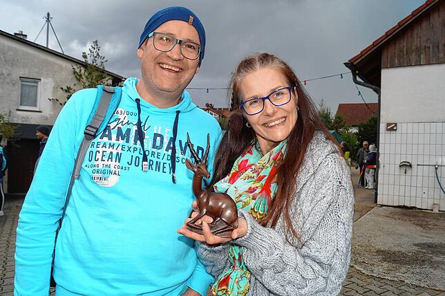 Frank und Tanja Rademacher aus dem Münsterland freuen sich über ihren Zufallsfund auf dem Flohmarkt.