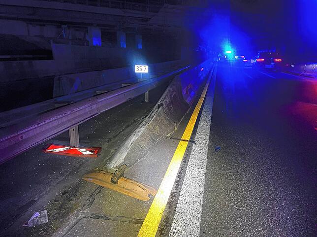 In dieses abgeschrägte Betonelement kracht das Auto des 20-Jährigen.