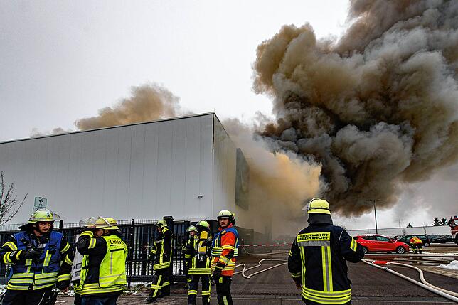 Bild 11: Großbrand bei Medizintechnikfirma in Meßkirch