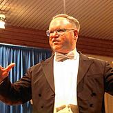 Dirigent Tobias Liedtke in Frack und weißer Fliege.