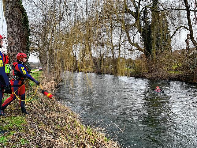 Um Menschen aus einem Fluss zu retten, kommen unter anderem Seilbojen(links im Bild) zum Einsatz.