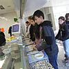 Essensausgabe in der Mensa am Schulzentrum Schreienesch: Bis zu 360 Kinder gehen hier mittags essen, aber Platz gibt es nur für 100.