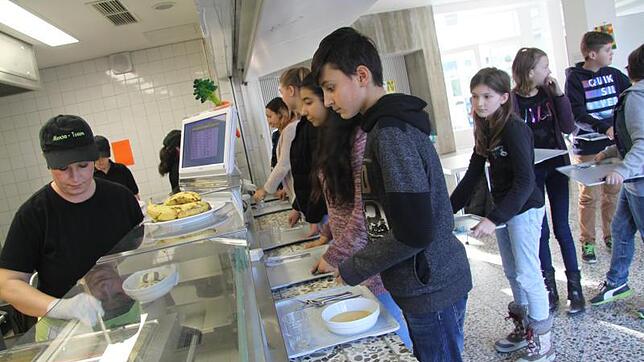 Essensausgabe in der Mensa am Schulzentrum Schreienesch: Bis zu 360 Kinder gehen hier mittags essen, aber Platz gibt es nur für 100.