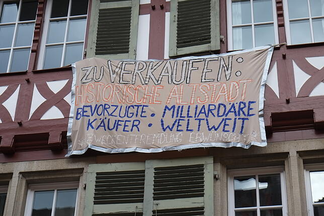 Gegenüber der beiden Gebäuden in der Hafenstraße, die für einen Neubau weichen sollen, zeigen die Nachbarn mit einem Banner deutlich, ...