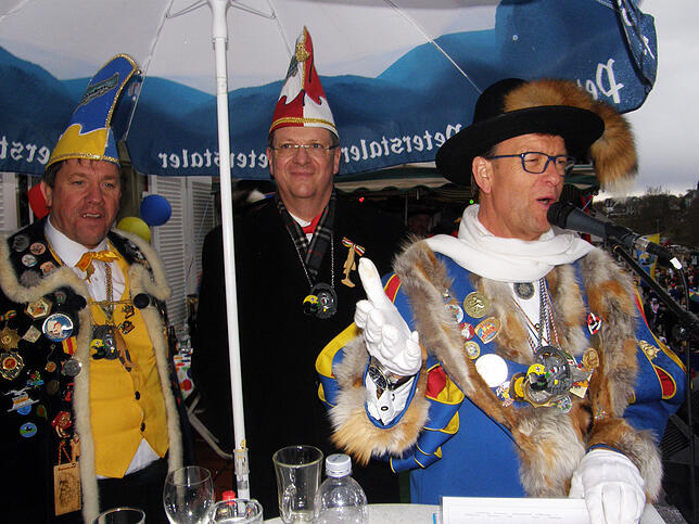 Auf dem Balkon des Insel-Hofs war die Ehrentribüne. Landvogt Mani Knopf (rechts) stellte alle Gruppen vor. Links Ralf Blum und ...