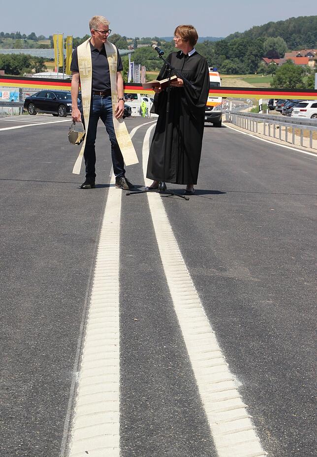 Den kirchlichen Segen für die neue Straße, die neue Nordumfahrung von Überlingen, spendeten Stadtpfarrer Bernd Walter und Dekanin Regine ...