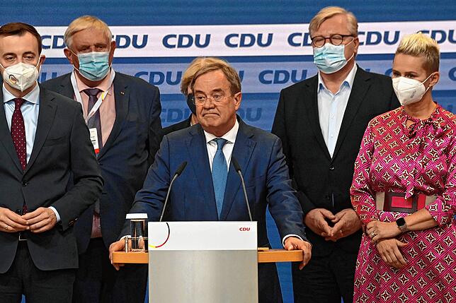 Armin Laschet bei seiner ersten Rede nach der Veröffentlichung der Prognosen – doch nicht nur er hat wenig Grund zur Freude.