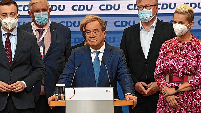Armin Laschet bei seiner ersten Rede nach der Veröffentlichung der Prognosen &ndash; doch nicht nur er hat wenig Grund zur Freude.