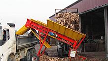 Ofenfertiges Holz wird auf dem Holzhof in Menningen auf den bereitstehenden Lkw verladen für den Transport ins Ahrtal.