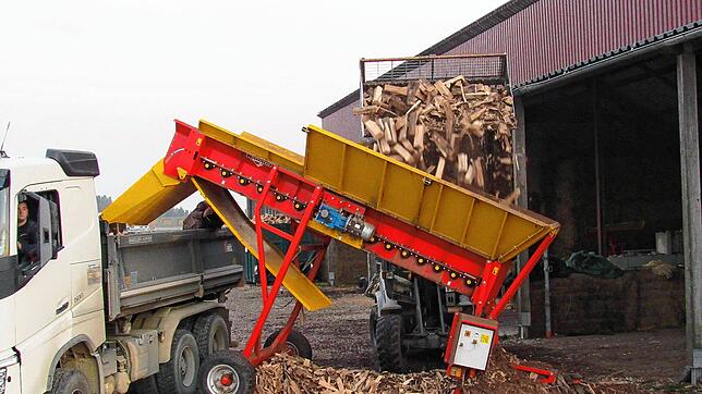Ofenfertiges Holz wird auf dem Holzhof in Menningen auf den bereitstehenden Lkw verladen für den Transport ins Ahrtal.