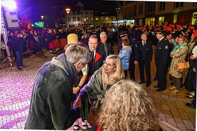 Die Gratulantenschlage ist lang: Marc Winzer nimmt auf dem Platz vor dem Rathaus zahlreiche Glückwünsche der Hornberger Bürger entgegen.
