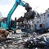 Mit schwerem Gerät wird die Brandruine der Friedenskirche in der Singener Innenstadt abgetragen.
