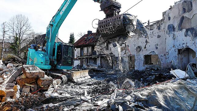 Mit schwerem Gerät wird die Brandruine der Friedenskirche in der Singener Innenstadt abgetragen.