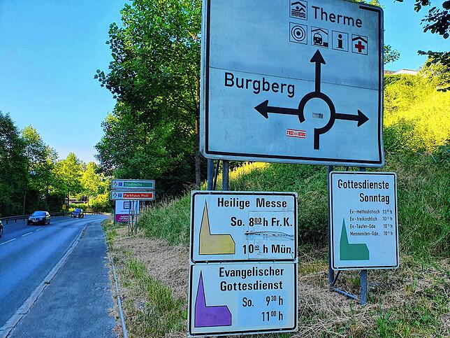 Zur Therme wirklich hier gerade aus? Besser wäre es, wenn die Therme-Besucher gleich am Stadteingang abgefangen würden und einen großen ...