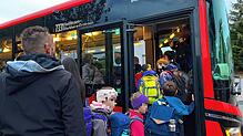 Regelmäßig bildet sich eine Schlange vor dem Bus, mit dem die Kinder zur Schule fahren.