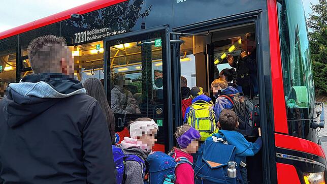 Regelmäßig bildet sich eine Schlange vor dem Bus, mit dem die Kinder zur Schule fahren.