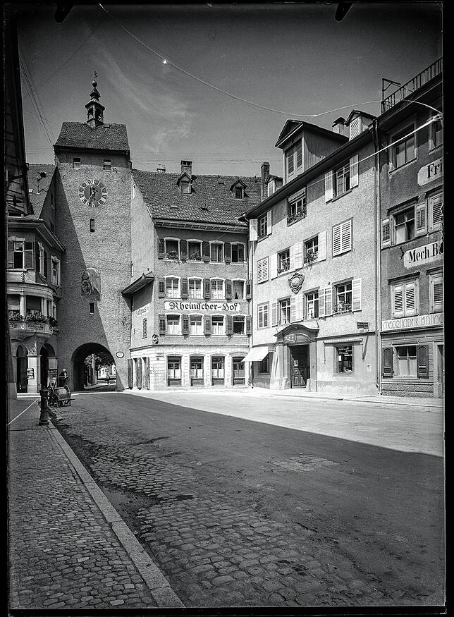Die Ansicht des grobverputzten und grauen Unteren Tores zeigt auf dessen stadtzugewandten Seite das Waldshuter Männle anstelle des heute ...