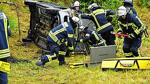 Die Feuerwehren aus Triberg und der Abteilung Nußbach kümmern sich nach der Personenrettung um das verunfallte Fahrzeug.