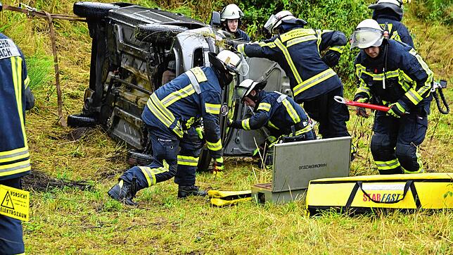 Die Feuerwehren aus Triberg und der Abteilung Nußbach kümmern sich nach der Personenrettung um das verunfallte Fahrzeug.