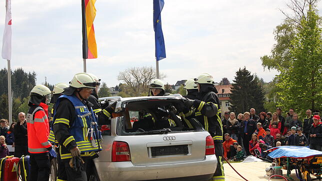 Groß ist das Interesse beim Blaulichttag bei der Demonstration der Rettungskette bei einem Verkehrsunfall mit eingeklemmter Person. ...