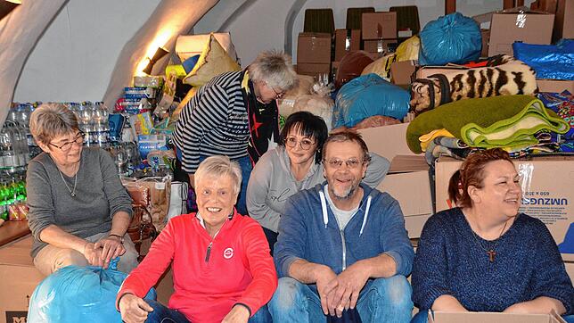 Eine Pause für ein Gruppenfoto wollten sich die Helfer in der Sammelstelle im Meersburger Klosterkeller nicht wirklich gönnen. Zumal ...