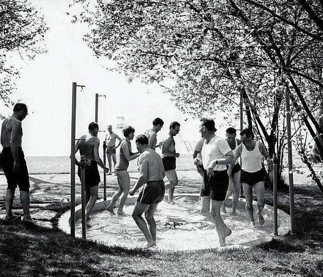 Gäste beim Kneippen in den 60er-Jahren: Überlingen war ein Zentrum der nationalen Kurbewegung. Seit der Betrieb infolge einer ...