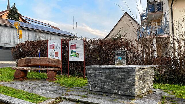 Sollten die Ergebnisse des Bewertungsberichts „Unser Dorf hat Zukunft“ umgesetzt werden, könnte dieses Plätzchen mit Bank und Brunnen ...