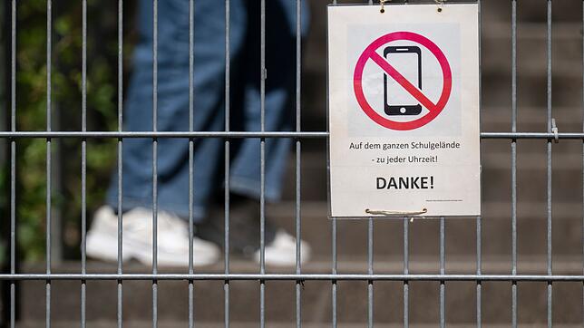 Künftig sollen sich alle Schulen nach Willen der Landesregierung Regeln für den Umgang mit mobilen Endgeräten geben. (Symbolbild)