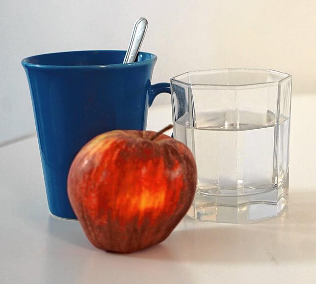 Ein Stück Obst, ein Glas Wasser, eine Tasse Tee: Ideal für die kleine Pause, die Kinder auch beim Lernen daheim brauchen.