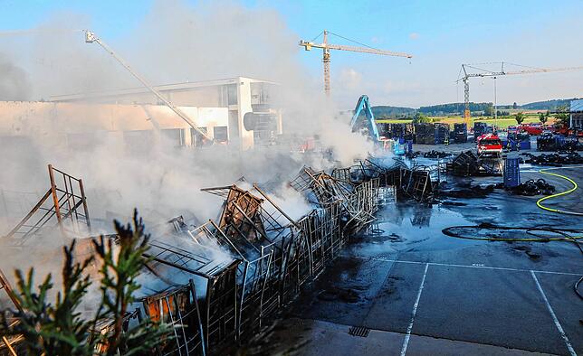 Die Feuerwehr war tage- und nächtelang mit Brandwachen und dem Aufspüren von Glutnestern beschäftigt.