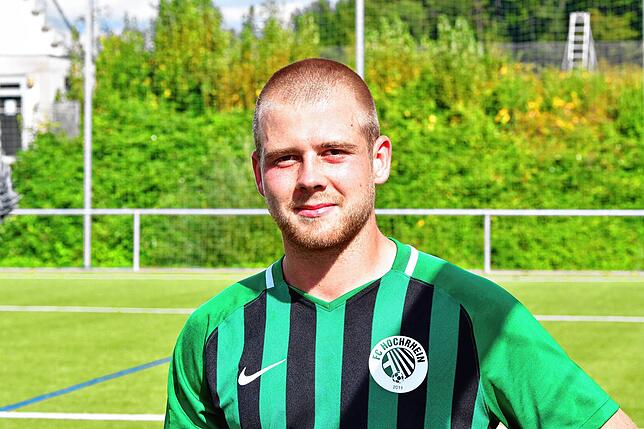 Simon Krause (23) lebt in Lienheim und besucht derzeit die Meisterschule in Singen. Mit Fußball begann er beim FC Eintracht Stetten, ...