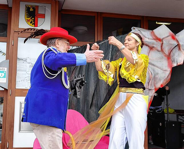 Jacqueline Alberti übergibt den Rathausschlüssel an den Narrenpolizisten Martin Menner.
